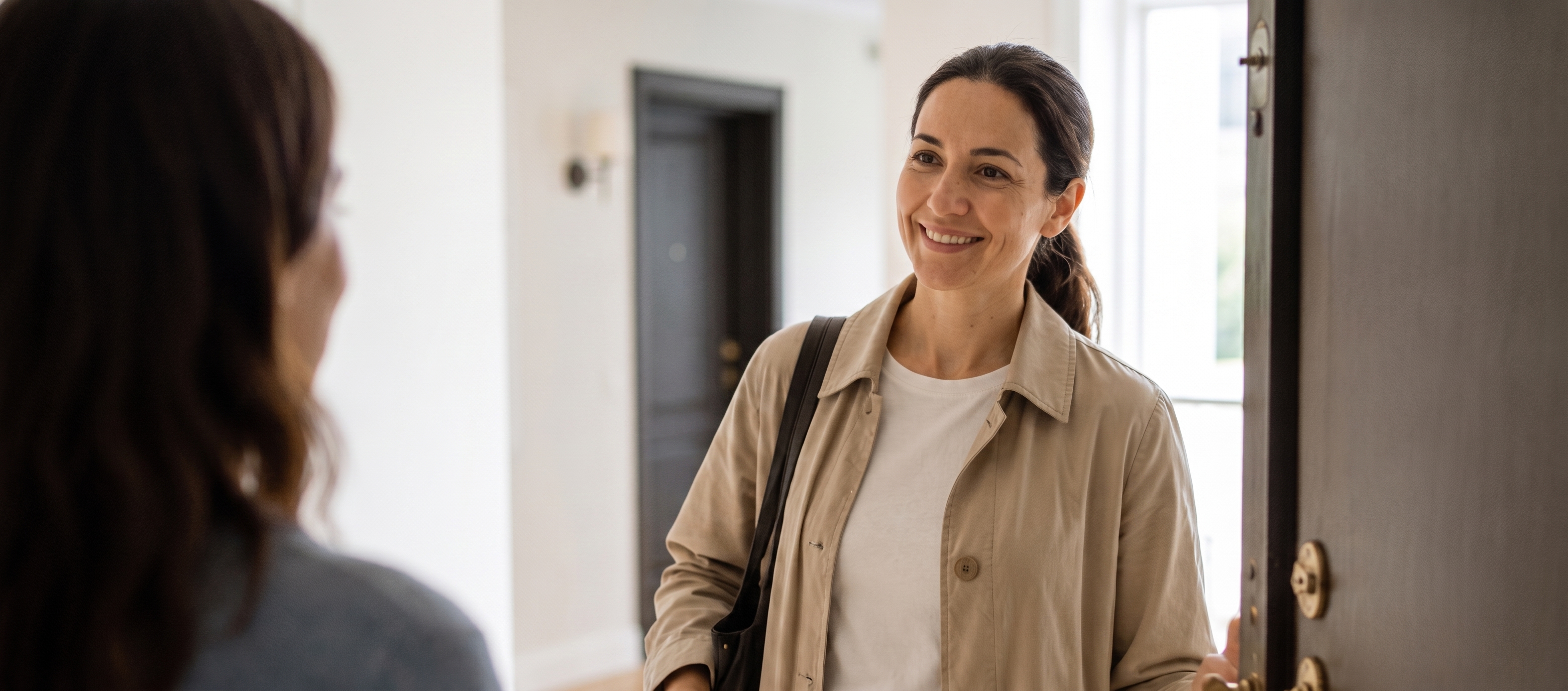 Cliente accueillie sur le pas de sa porte par sa professionnelle